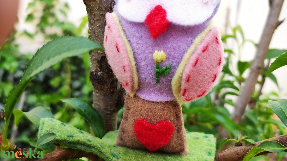 bagoly lányka filcből hímzéssel - otthon & életmód - dekoráció - asztal és polc dekoráció - gravírozott táblák - Meska.hu