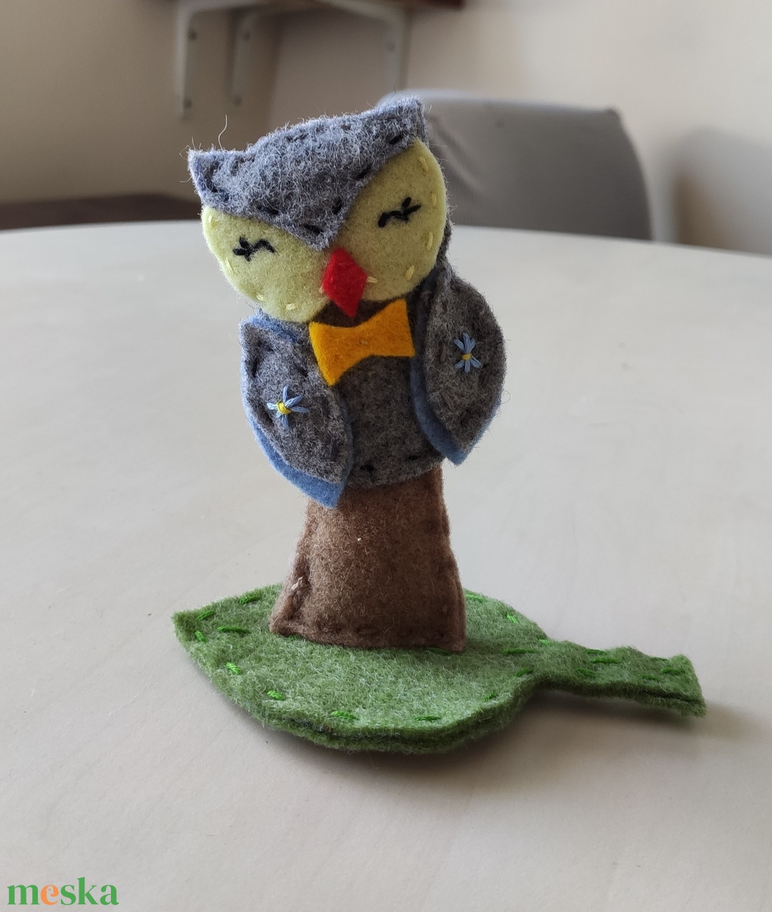 bagolyfiúcska gyapjúfilcből hímzéssel - otthon & életmód - dekoráció - asztal és polc dekoráció - asztaldísz - Meska.hu