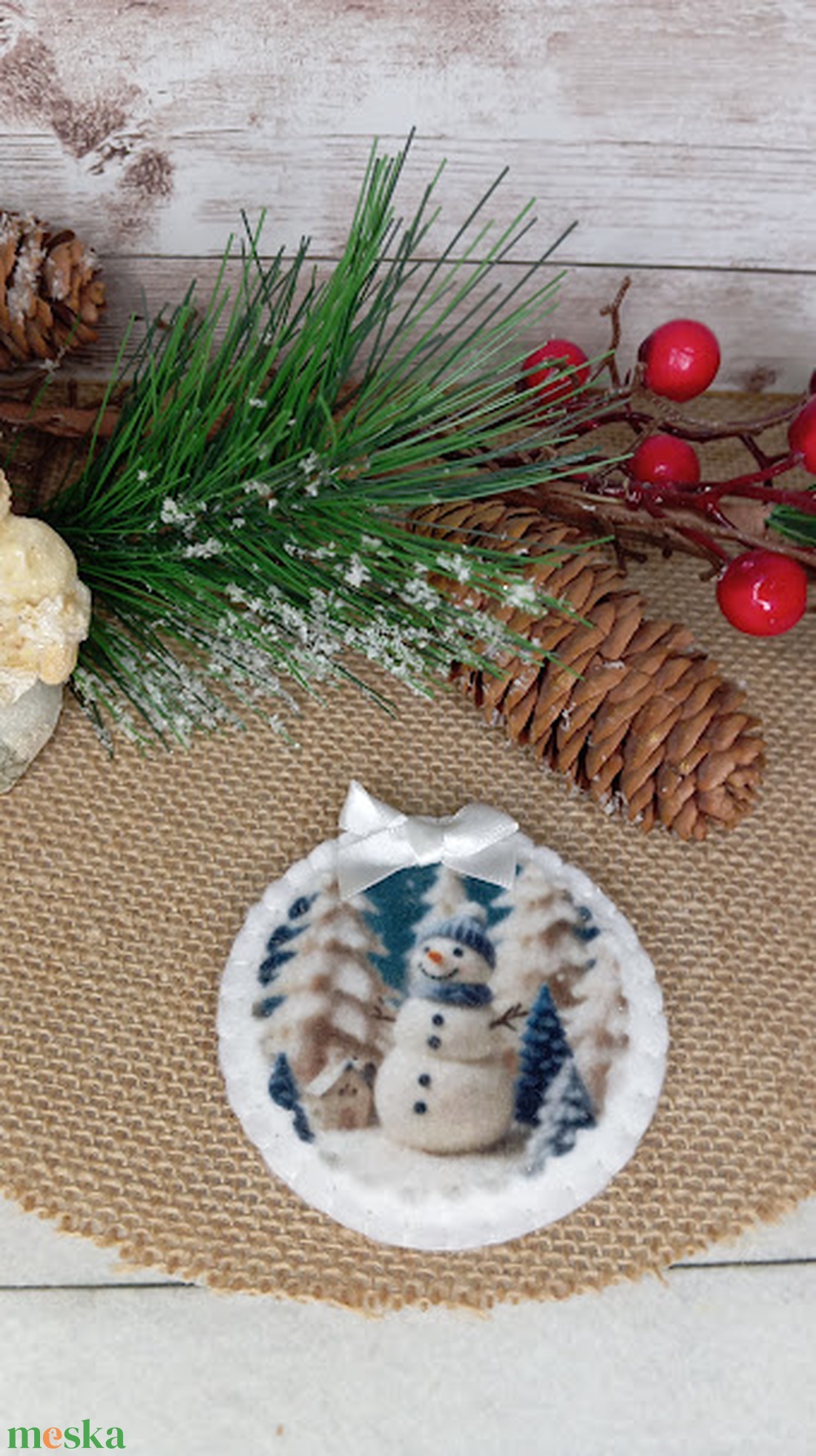 Hóember a havas fák között-hűtőmágnes - karácsony - karácsonyi lakásdekoráció - karácsonyi lakásdíszek - Meska.hu