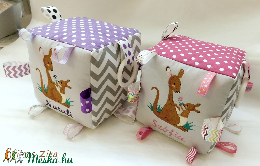 Kenguru mama és kenguru bébi XXL babakocka hímzett névvel - textil címkekocka - játék & sport - 3 éves kor alattiaknak - babakocka - Meska.hu Kenguru mama és kenguru bébi XXL babakocka hímzett névvel - textil címkekocka - játék & sport - 3 éves kor alattiaknak - babakocka - Meska.hu
