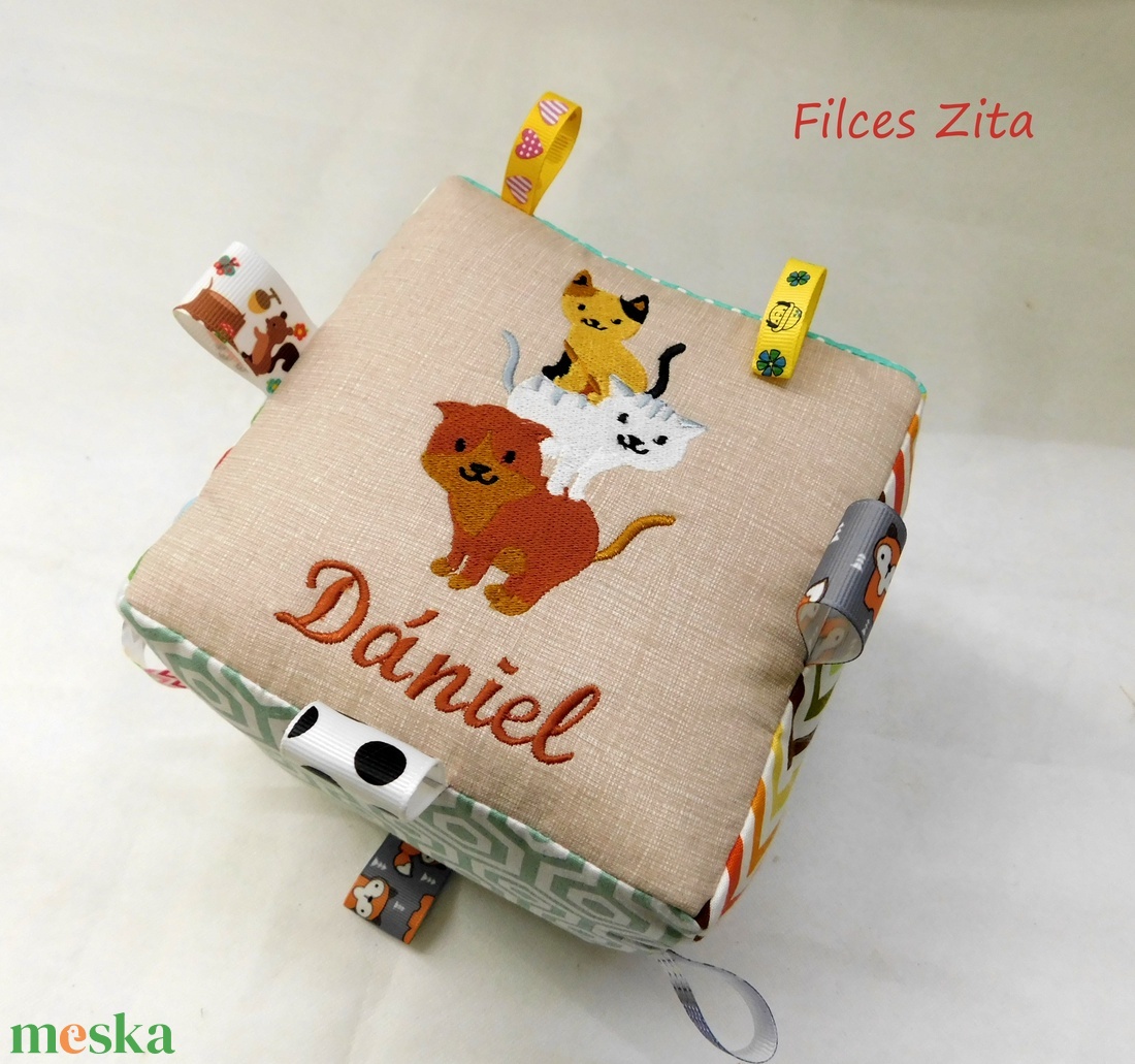Cicás hímzett címkekocka- textil babakocka hímzett névvel  - játék & sport - Meska.hu