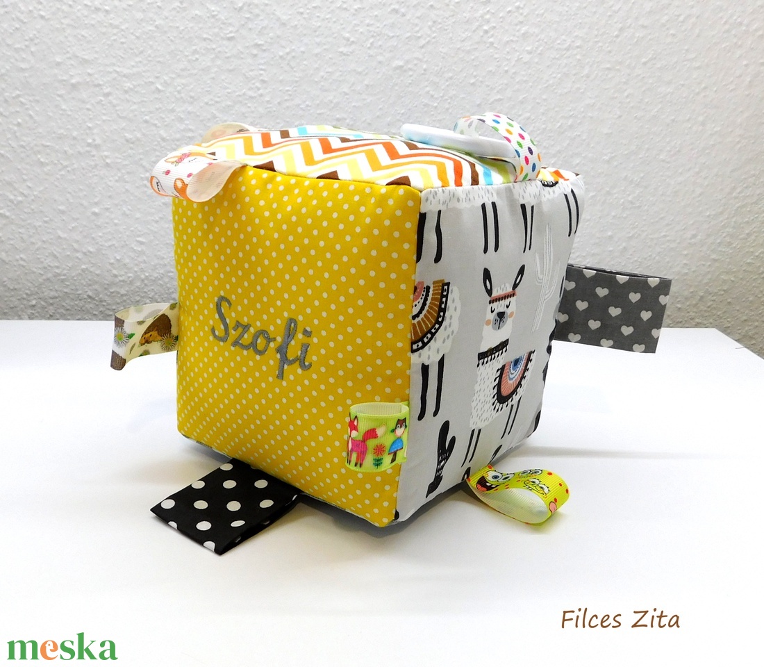 Lámás babakocka hímzett névvel - textil címkekocka csörgővel- címkekocka babáknak - játék & sport - 3 éves kor alattiaknak - babakocka - Meska.hu Lámás babakocka hímzett névvel - textil címkekocka csörgővel- címkekocka babáknak - játék & sport - 3 éves kor alattiaknak - babakocka - Meska.hu