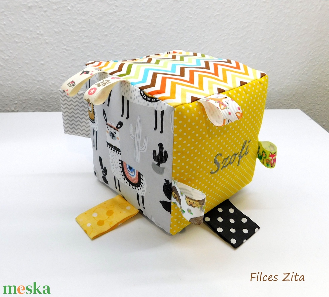 Lámás babakocka hímzett névvel - textil címkekocka csörgővel- címkekocka babáknak - játék & sport - 3 éves kor alattiaknak - babakocka - Meska.hu Lámás babakocka hímzett névvel - textil címkekocka csörgővel- címkekocka babáknak - játék & sport - 3 éves kor alattiaknak - babakocka - Meska.hu