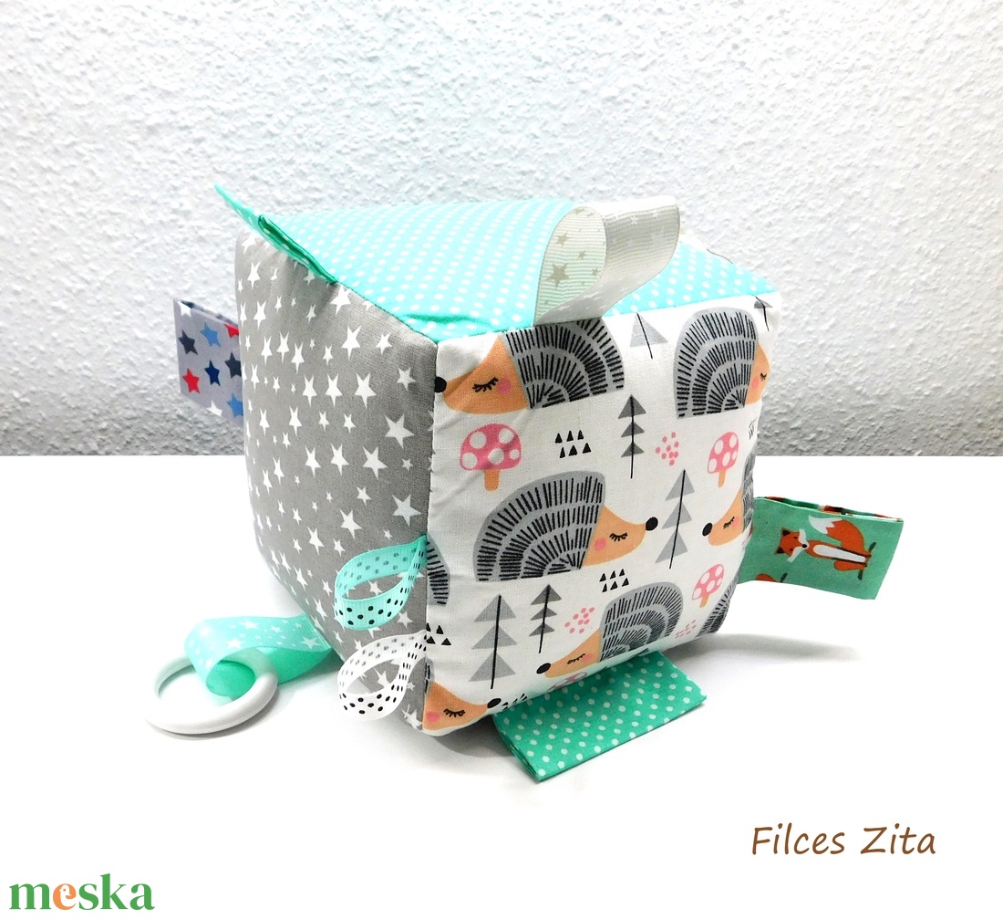 Sünis babakocka hímzett névvel - textil címkekocka csörgővel - játék & sport - 3 éves kor alattiaknak - babakocka - Meska.hu Sünis babakocka hímzett névvel - textil címkekocka csörgővel - játék & sport - 3 éves kor alattiaknak - babakocka - Meska.hu