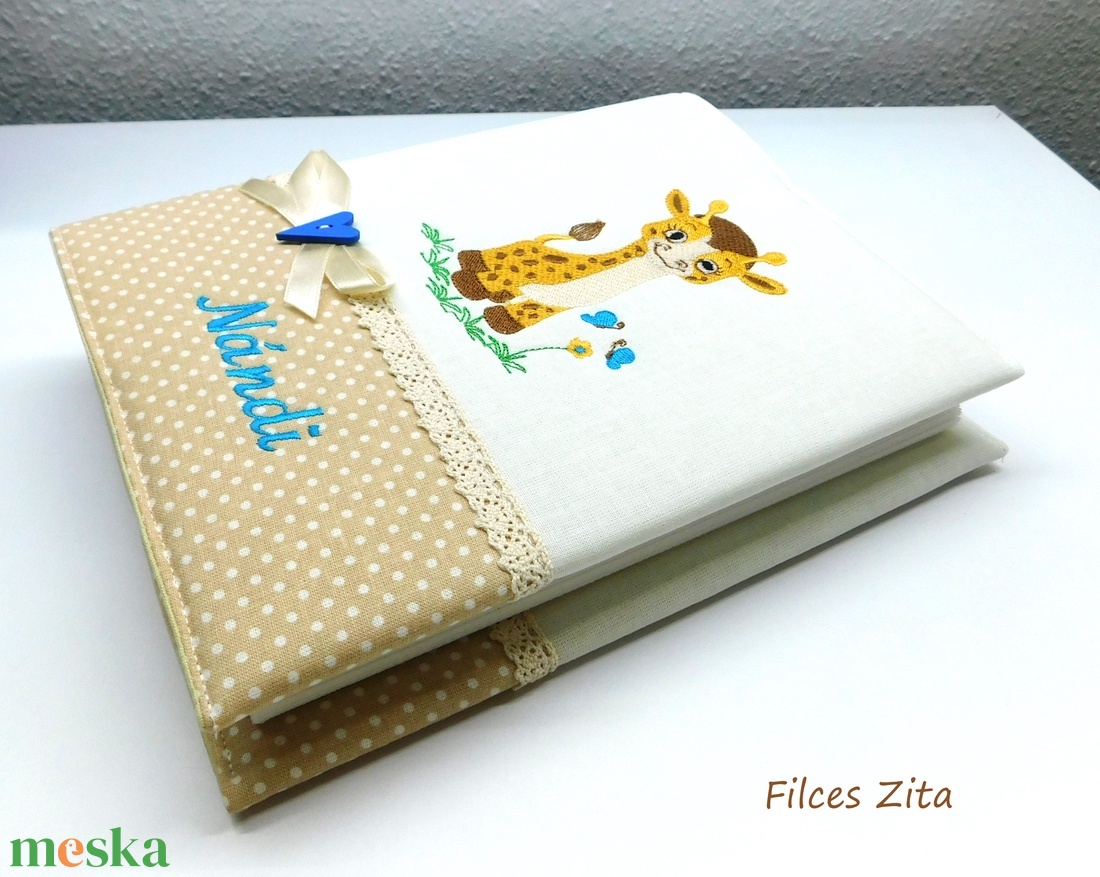 Zsiráfos baba fotóalbum hímzett névvel - textil fényképalbum névhímzéssel - otthon & életmód - papír, írószer - album & fotóalbum - Meska.hu Zsiráfos baba fotóalbum hímzett névvel - textil fényképalbum névhímzéssel - otthon & életmód - papír, írószer - album & fotóalbum - Meska.hu