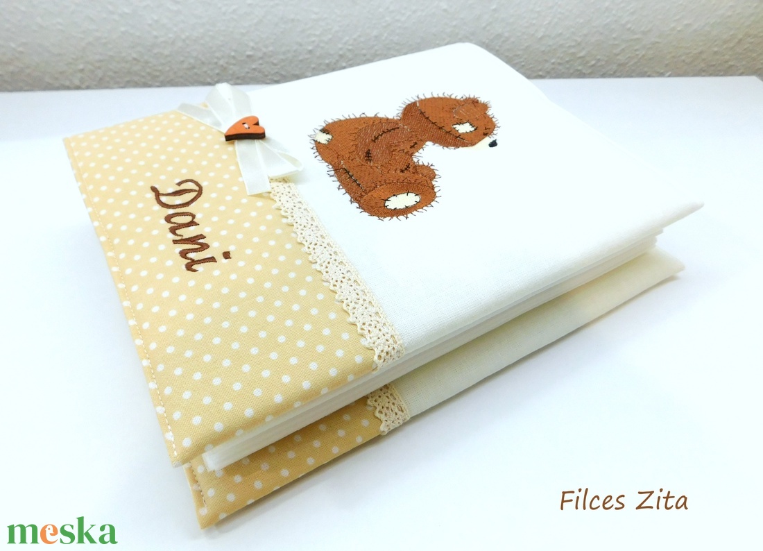 Teddy macis baba fotóalbum hímzett névvel - textil fényképalbum macival - otthon & életmód - papír, írószer - album & fotóalbum - Meska.hu Teddy macis baba fotóalbum hímzett névvel - textil fényképalbum macival - otthon & életmód - papír, írószer - album & fotóalbum - Meska.hu