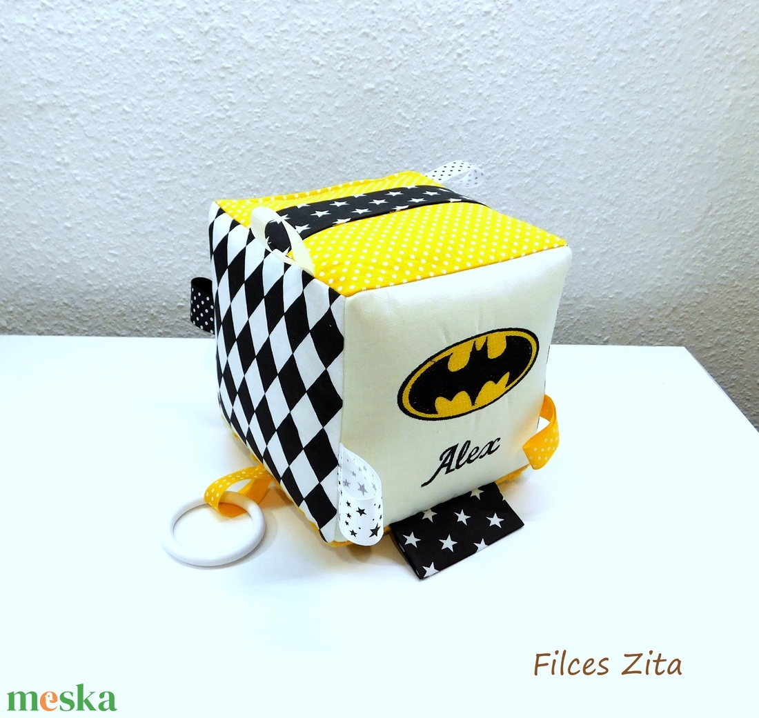 BATMAN babakocka hímzett névvel - textil mókakocka hímzett névvel - játék & sport - 3 éves kor alattiaknak - babakocka - Meska.hu BATMAN babakocka hímzett névvel - textil mókakocka hímzett névvel - játék & sport - 3 éves kor alattiaknak - babakocka - Meska.hu