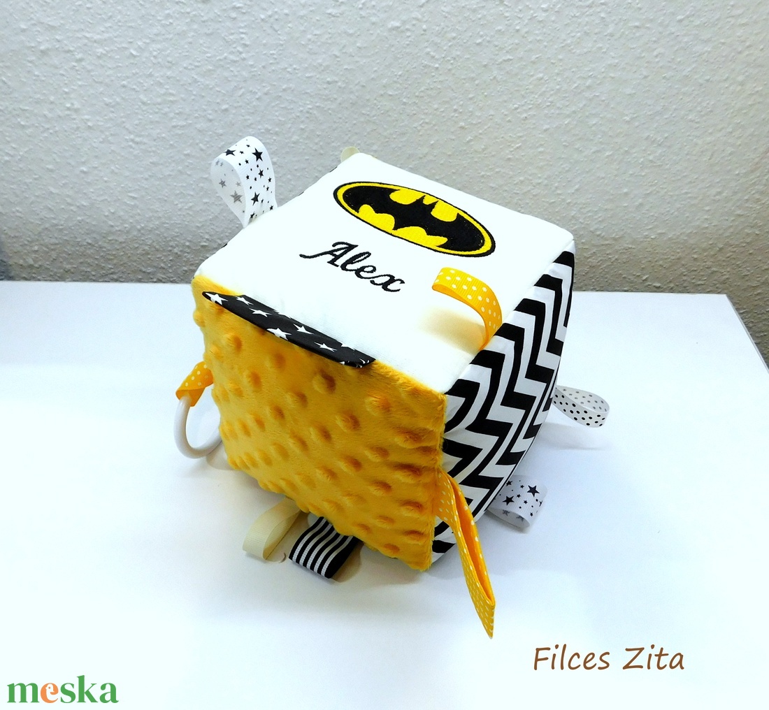 BATMAN babakocka hímzett névvel - textil mókakocka hímzett névvel - játék & sport - 3 éves kor alattiaknak - babakocka - Meska.hu BATMAN babakocka hímzett névvel - textil mókakocka hímzett névvel - játék & sport - 3 éves kor alattiaknak - babakocka - Meska.hu
