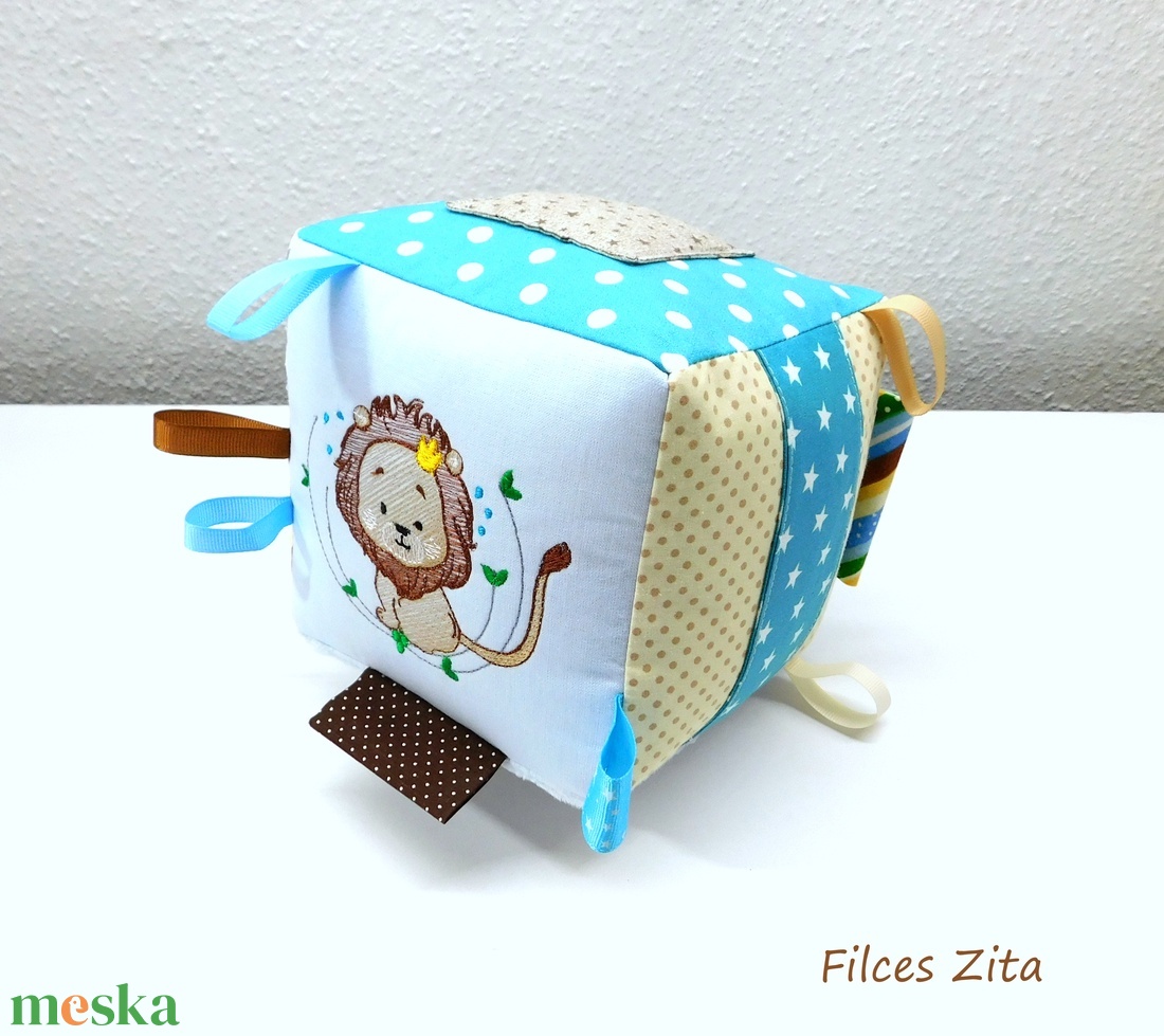 Oroszlános babakocka - textil mókakocka - oroszlános címkekocka - játék & sport - 3 éves kor alattiaknak - babakocka - Meska.hu Oroszlános babakocka - textil mókakocka - oroszlános címkekocka - játék & sport - 3 éves kor alattiaknak - babakocka - Meska.hu