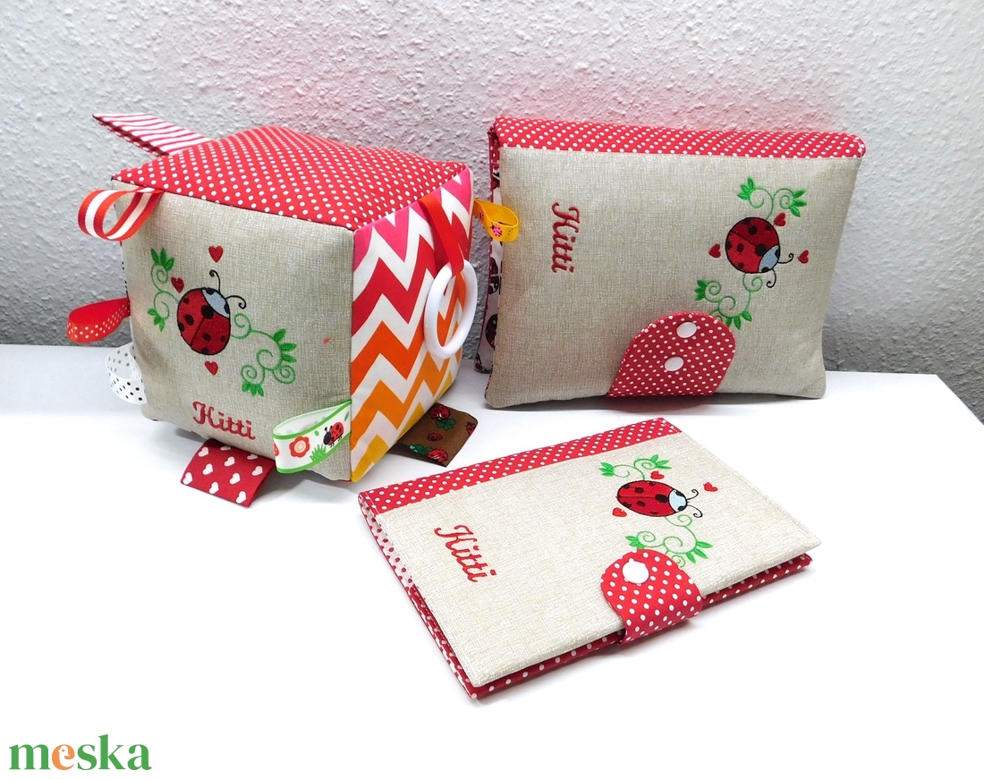 Pelenkatáska - katicás pelenkarendező- pelenkatartó tok hímzett névvel - táska & tok - pelenkatáska - pelenkatartó tok - Meska.hu Pelenkatáska - katicás pelenkarendező- pelenkatartó tok hímzett névvel - táska & tok - pelenkatáska - pelenkatartó tok - Meska.hu