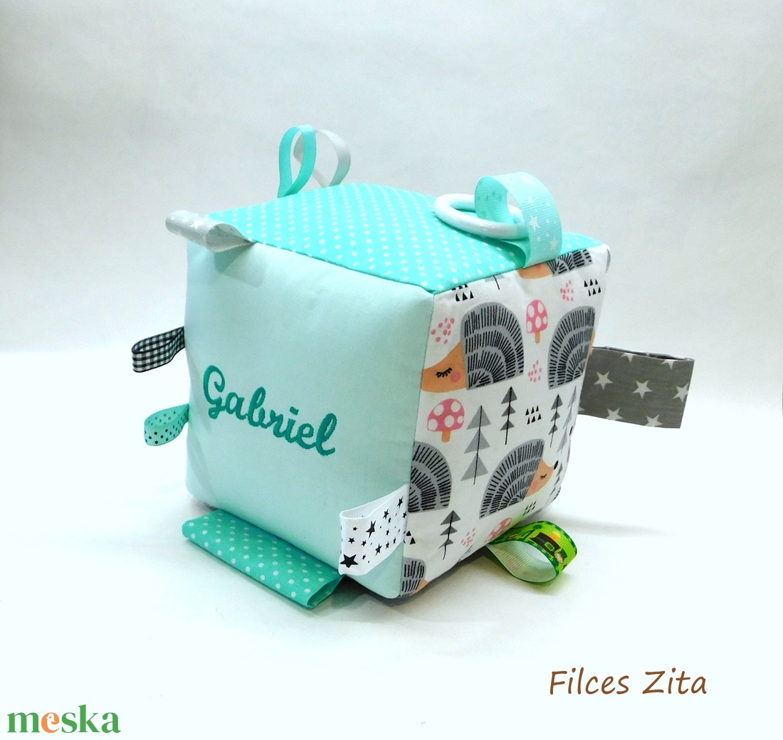 Sünis babakocka hímzett névvel - textil címkekocka csörgővel - játék & sport - 3 éves kor alattiaknak - babakocka - Meska.hu Sünis babakocka hímzett névvel - textil címkekocka csörgővel - játék & sport - 3 éves kor alattiaknak - babakocka - Meska.hu