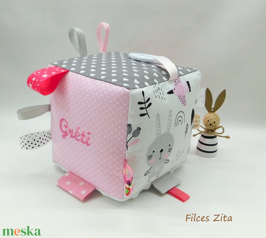 Nyuszis babakocka hímzett névvel - textil címkekocka csörgővel - játék & sport - 3 éves kor alattiaknak - babakocka - Meska.hu Nyuszis babakocka hímzett névvel - textil címkekocka csörgővel - játék & sport - 3 éves kor alattiaknak - babakocka - Meska.hu