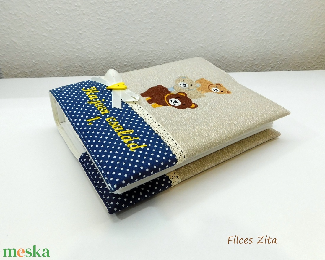 Macis családi fotóalbum - textil fényképalbum hímzéssel - otthon & életmód - papír, írószer - album & fotóalbum - Meska.hu Macis családi fotóalbum - textil fényképalbum hímzéssel - otthon & életmód - papír, írószer - album & fotóalbum - Meska.hu