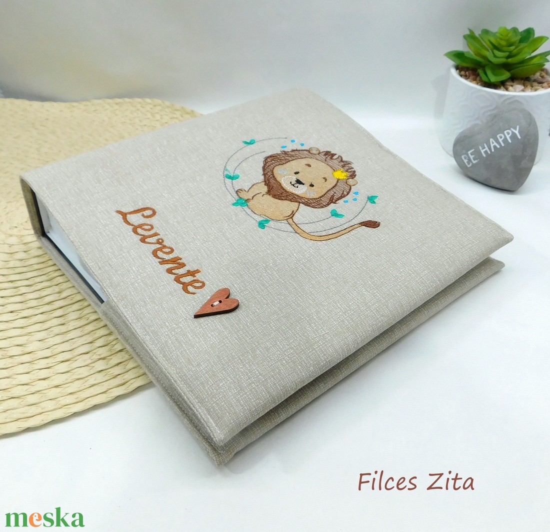 Oroszlános baba fotóalbum hímzett névvel - textil fényképalbum babáknak  - otthon & életmód - papír, írószer - album & fotóalbum - Meska.hu