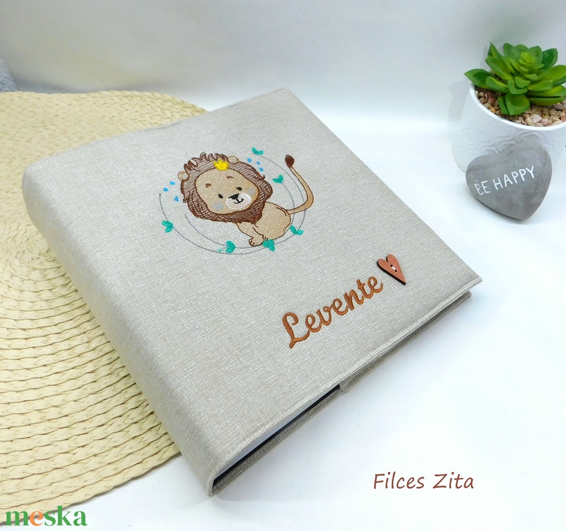 Oroszlános baba fotóalbum hímzett névvel - textil fényképalbum babáknak  - otthon & életmód - papír, írószer - album & fotóalbum - Meska.hu
