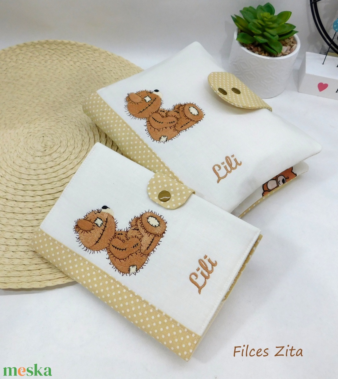 Hímzett Teddy macis pelenkarendező - macis pelenkatáska - táska & tok - pelenkatáska - pelenkatartó tok - Meska.hu Hímzett Teddy macis pelenkarendező - macis pelenkatáska - táska & tok - pelenkatáska - pelenkatartó tok - Meska.hu