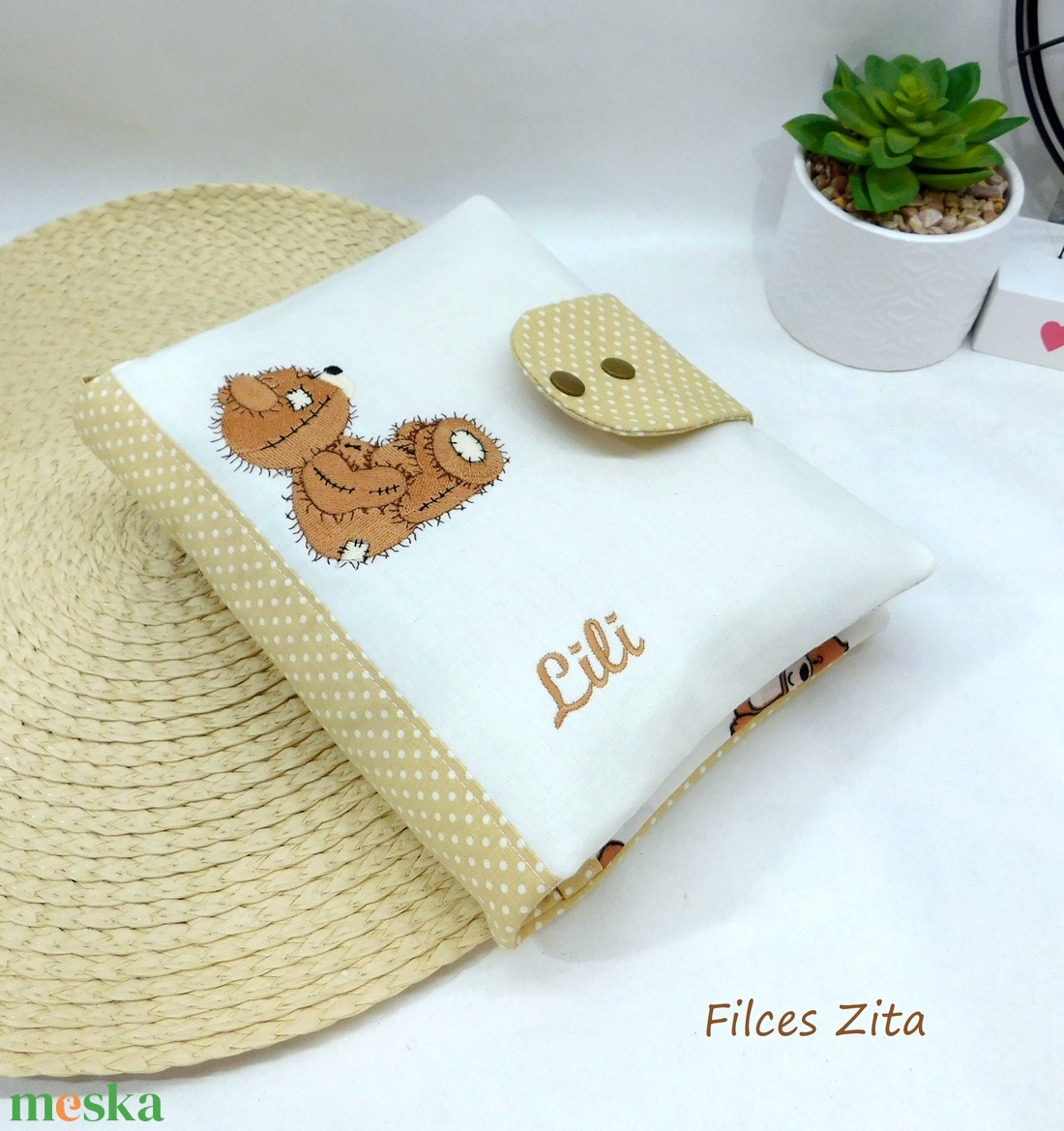 Hímzett Teddy macis pelenkarendező - macis pelenkatáska - táska & tok - pelenkatáska - pelenkatartó tok - Meska.hu Hímzett Teddy macis pelenkarendező - macis pelenkatáska - táska & tok - pelenkatáska - pelenkatartó tok - Meska.hu