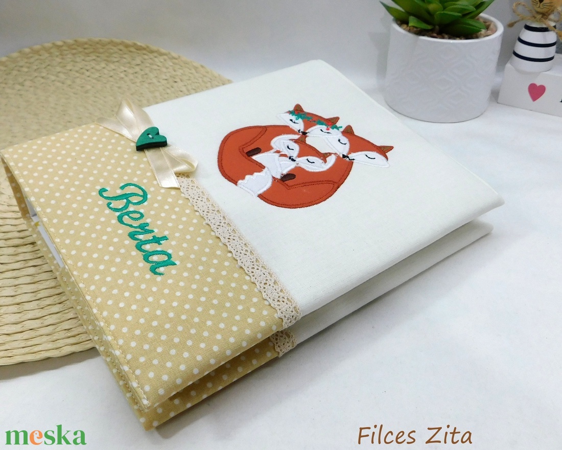 Rókás hímzett baba fotóalbum névvel - egyedi fényképalbum névhímzéssel - album rókával - otthon & életmód - papír, írószer - album & fotóalbum - Meska.hu