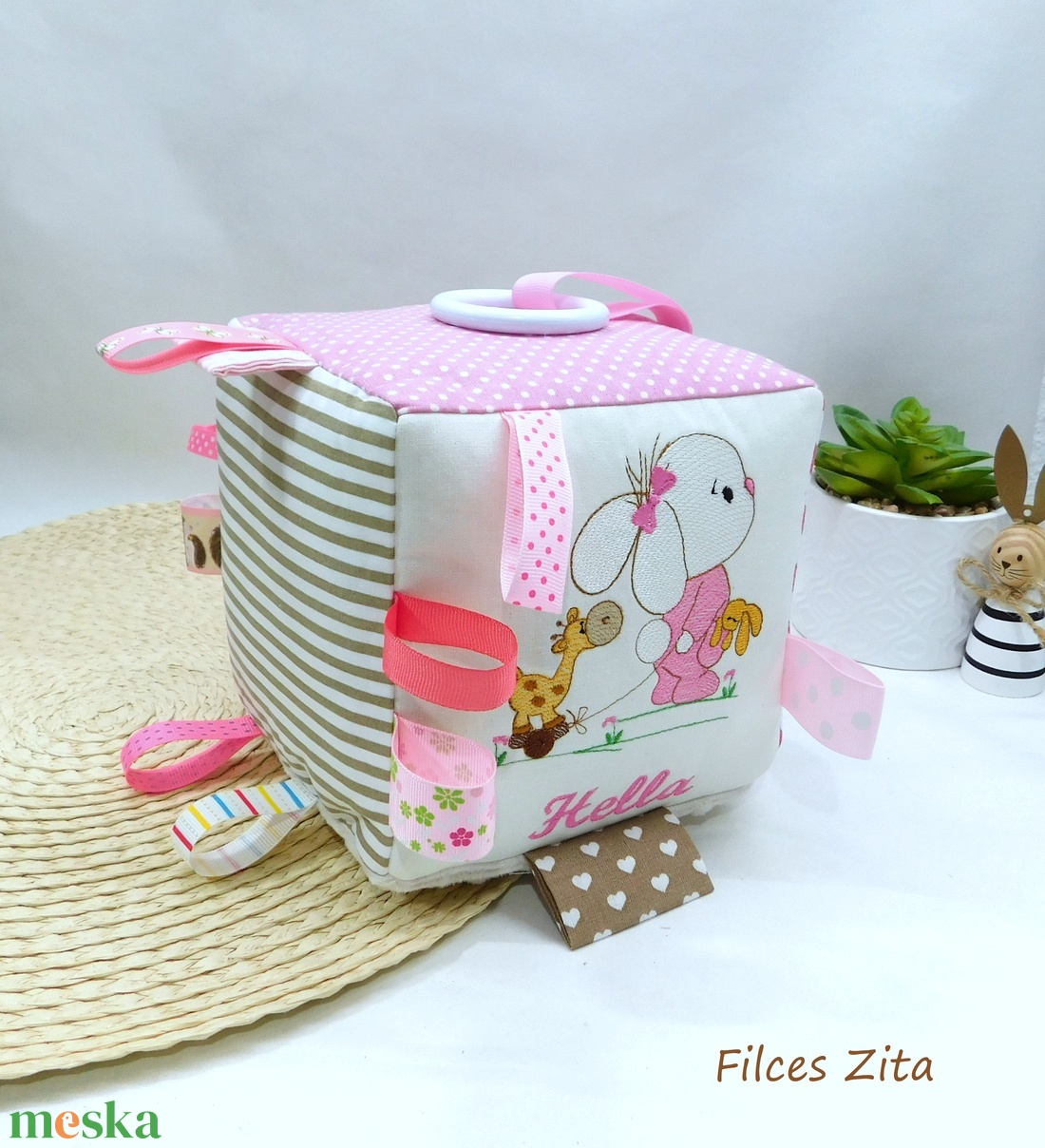 Nyuszis babakocka hímzett névvel - pamut mókakocka csörgővel  - játék & sport - 3 éves kor alattiaknak - babakocka - Meska.hu