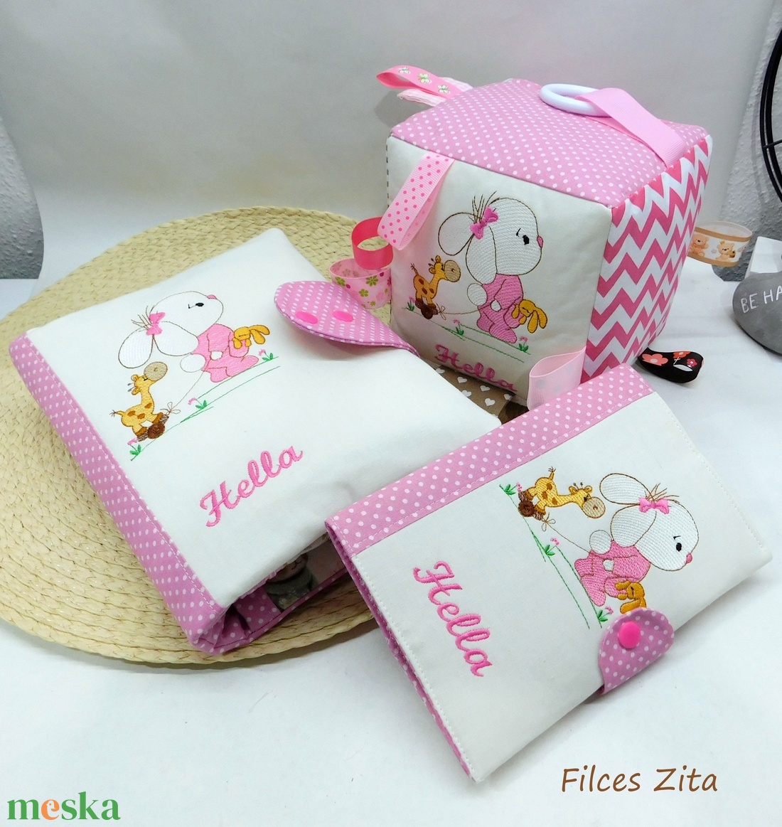 Nyuszis babakocka hímzett névvel - pamut mókakocka csörgővel  - játék & sport - 3 éves kor alattiaknak - babakocka - Meska.hu