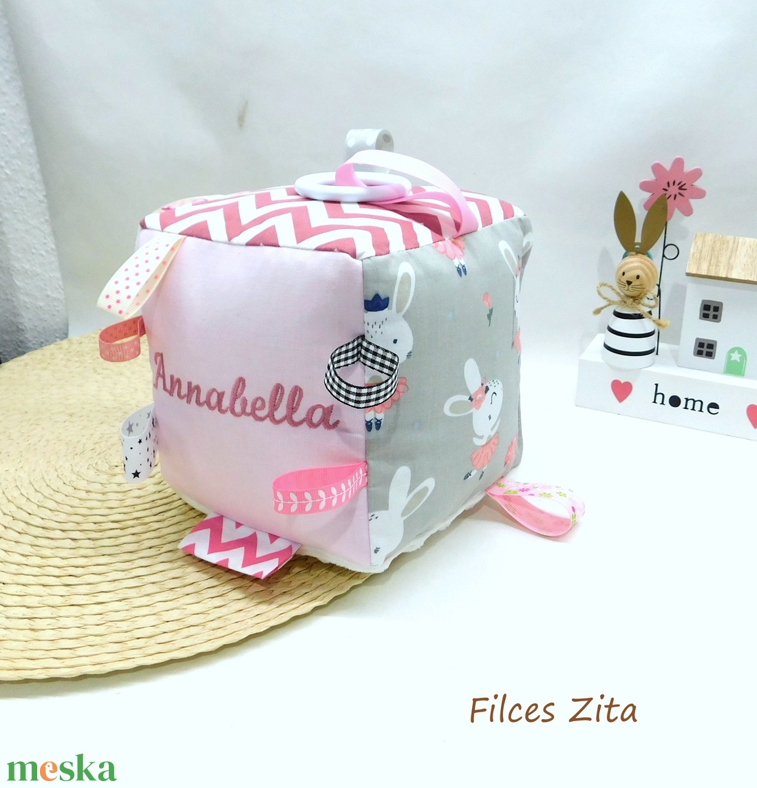 Nyuszis babakocka hímzett névvel - textil címkekocka csörgővel - játék & sport - 3 éves kor alattiaknak - babakocka - Meska.hu