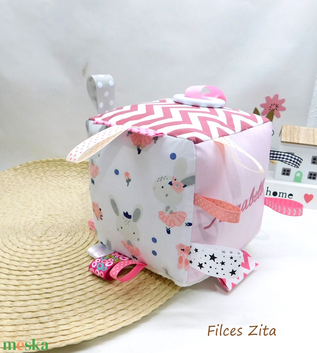 Nyuszis babakocka hímzett névvel - textil címkekocka csörgővel - játék & sport - 3 éves kor alattiaknak - babakocka - Meska.hu