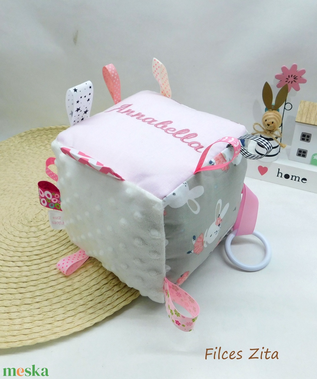 Nyuszis babakocka hímzett névvel - textil címkekocka csörgővel - játék & sport - 3 éves kor alattiaknak - babakocka - Meska.hu