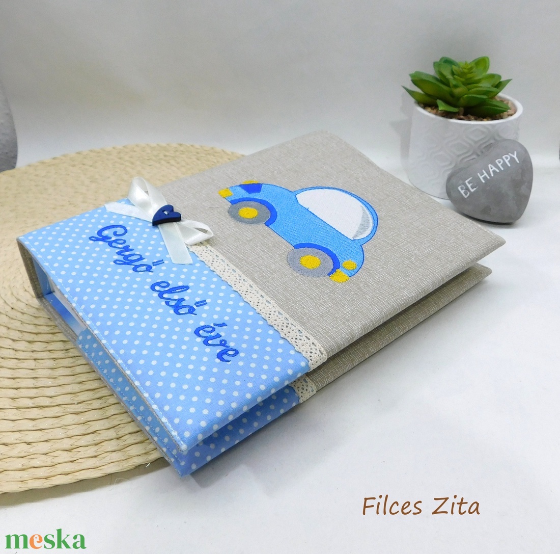 Autós hímzett baba fotóalbum névvel - textil fényképalbum hímzett névvel - otthon & életmód - papír, írószer - album & fotóalbum - Meska.hu