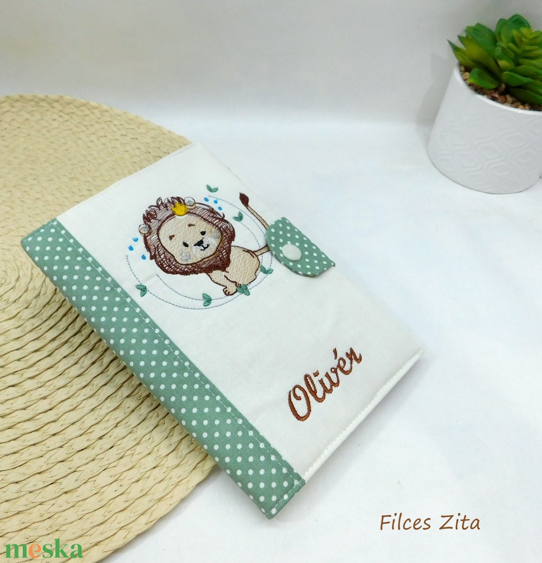 Oroszlános egészségügyi kiskönyv borító -  textil eü borító hímzett névvel  - baba - mama - babaemlékek - egészségügyi kiskönyv borító - Meska.hu