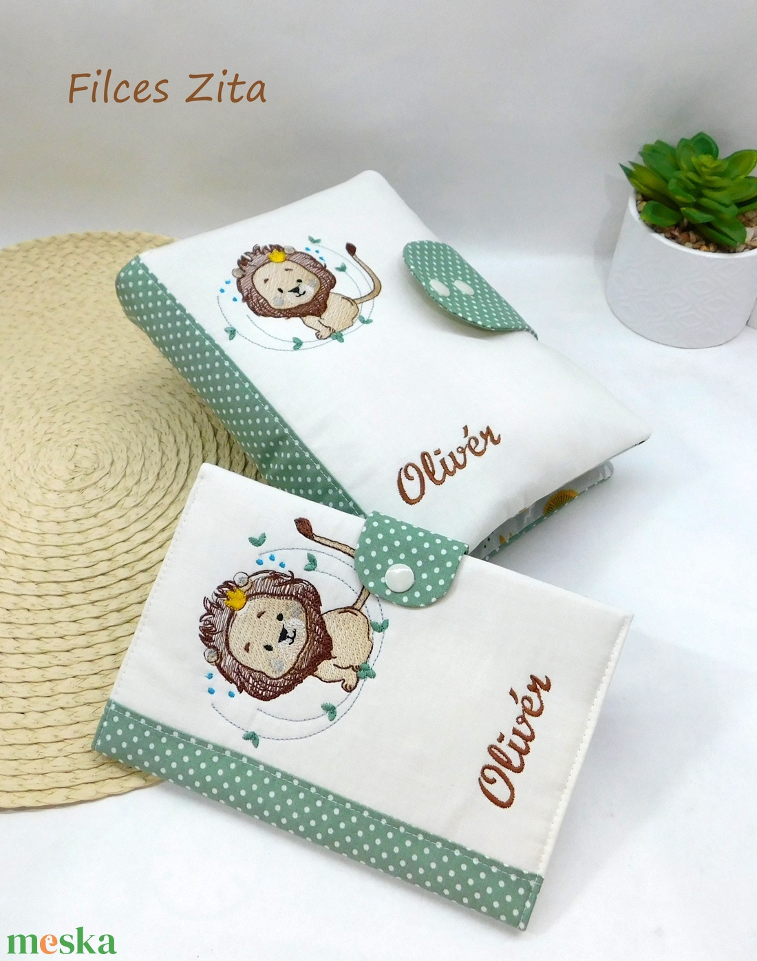 Oroszlános egészségügyi kiskönyv borító -  textil eü borító hímzett névvel  - baba - mama - babaemlékek - egészségügyi kiskönyv borító - Meska.hu