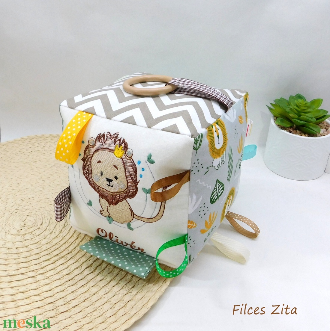 Oroszlános egészségügyi kiskönyv borító -  textil eü borító hímzett névvel  - baba - mama - babaemlékek - egészségügyi kiskönyv borító - Meska.hu