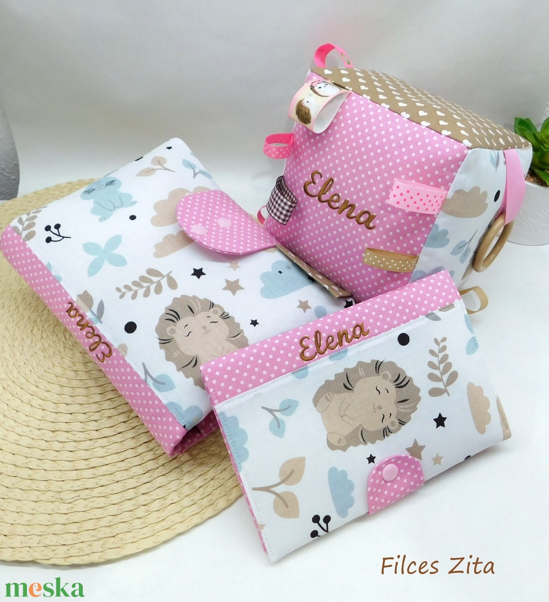  Sünis babakocka hímzett névvel - textil címkekocka csörgővel - baba - mama - baba játékok - babakocka - Meska.hu