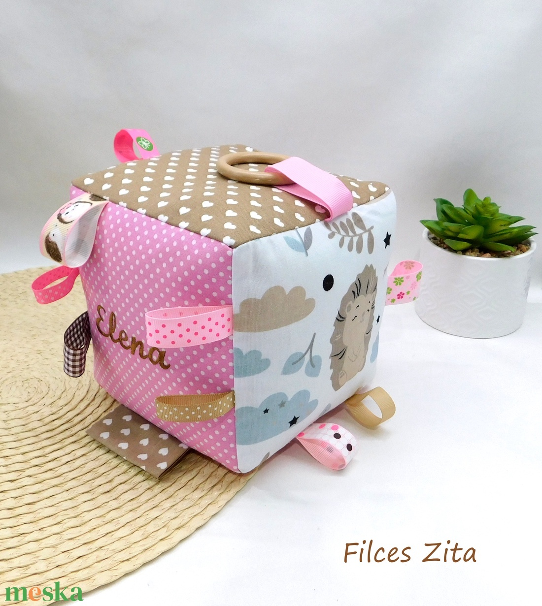  Sünis babakocka hímzett névvel - textil címkekocka csörgővel - baba - mama - baba játékok - babakocka - Meska.hu