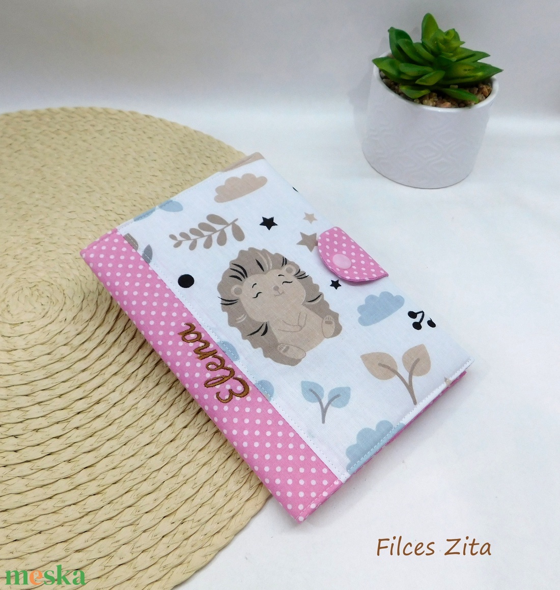 Sünis egészségügyi kiskönyv borító névhímzéssel  - baba - mama - babaemlékek - egészségügyi kiskönyv borító - Meska.hu