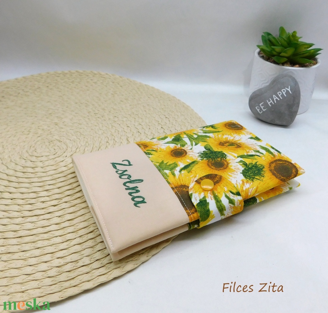 Egészségügyi kiskönyv borító névhímzéssel - eü textil borító névvel - napraforgó - baba - mama - babaemlékek - egészségügyi kiskönyv borító - Meska.hu