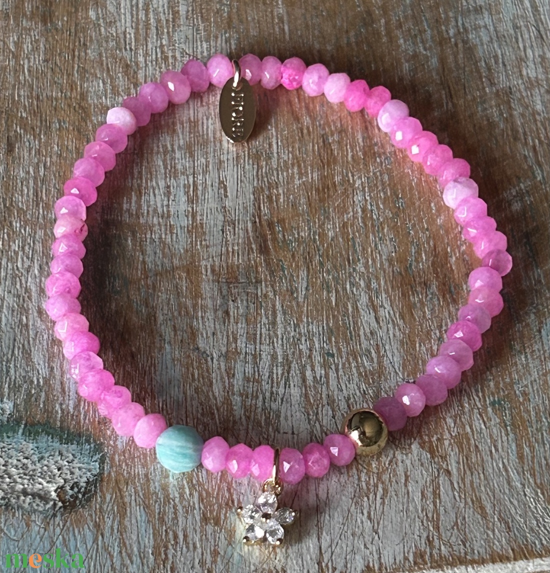 Achát ásványkarkötő pink színben , nemesfém medálokkal. - ékszer - karkötő - ásványkarkötő - Meska.hu