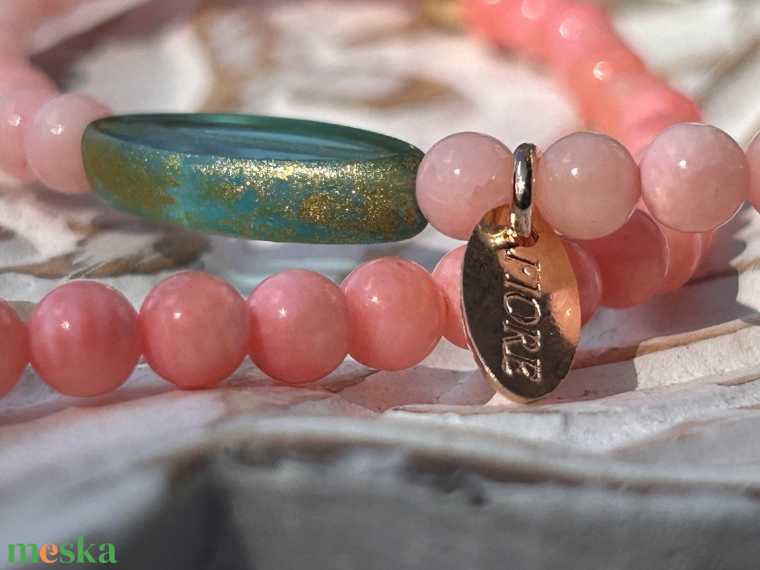 Rózsaszín korall ásványkarkötő nemesfém medálokkal. - ékszer - karkötő - ásványkarkötő - Meska.hu