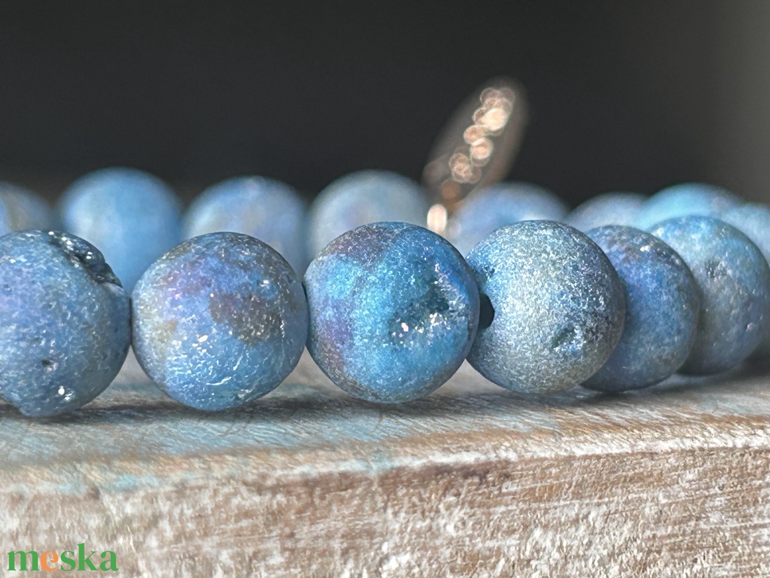 Geodás Achát 8 mm ásványok karkötő nemesfém medálokkal. - ékszer - karkötő - ásványkarkötő - Meska.hu