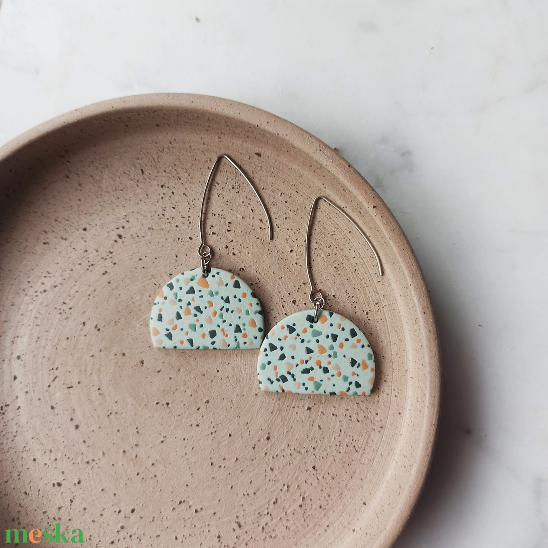 Terrazzo mintájú félkör fülbevaló - ékszer - fülbevaló - lógó fülbevaló - Meska.hu
