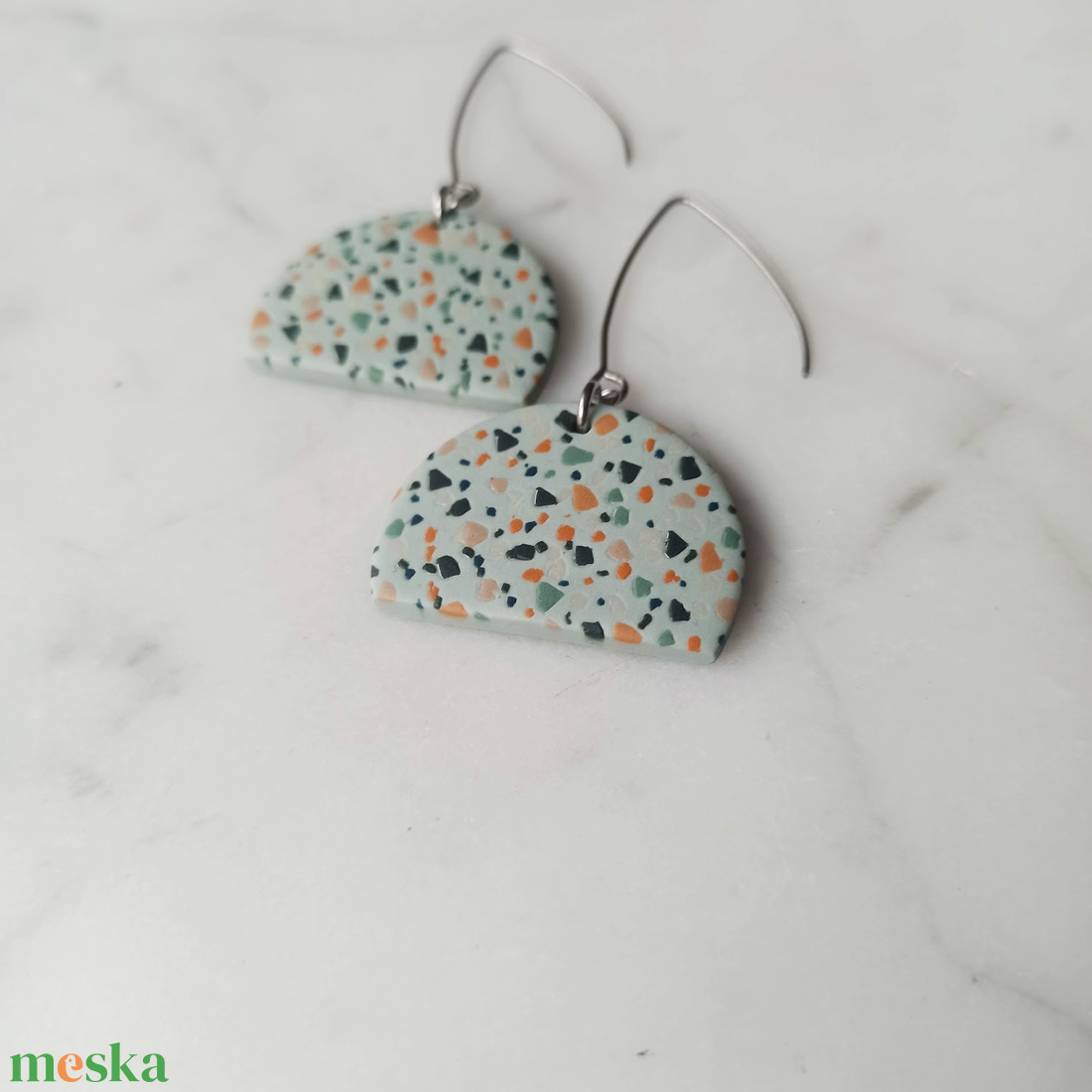 Terrazzo mintájú félkör fülbevaló - ékszer - fülbevaló - lógó fülbevaló - Meska.hu