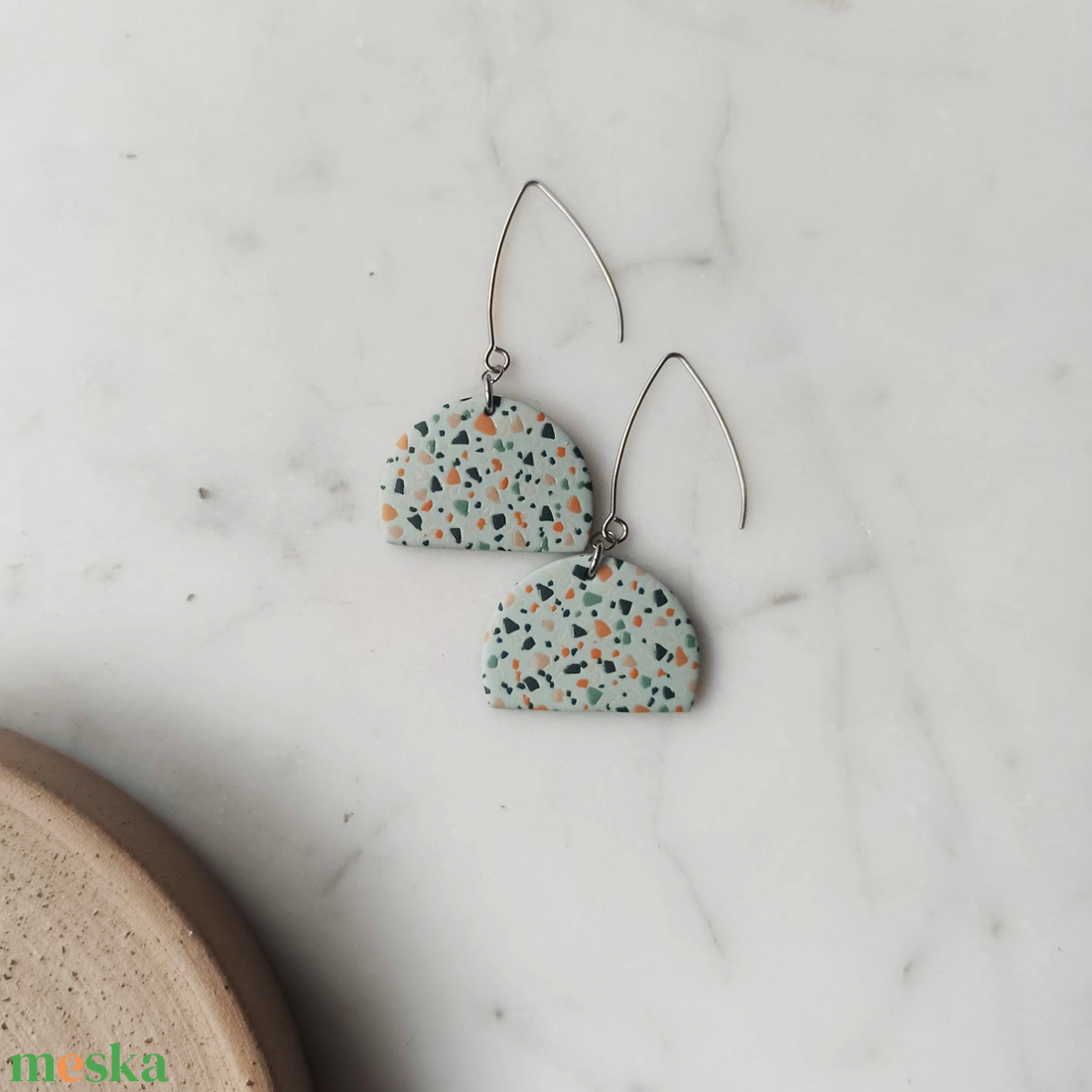 Terrazzo mintájú félkör fülbevaló - ékszer - fülbevaló - lógó fülbevaló - Meska.hu