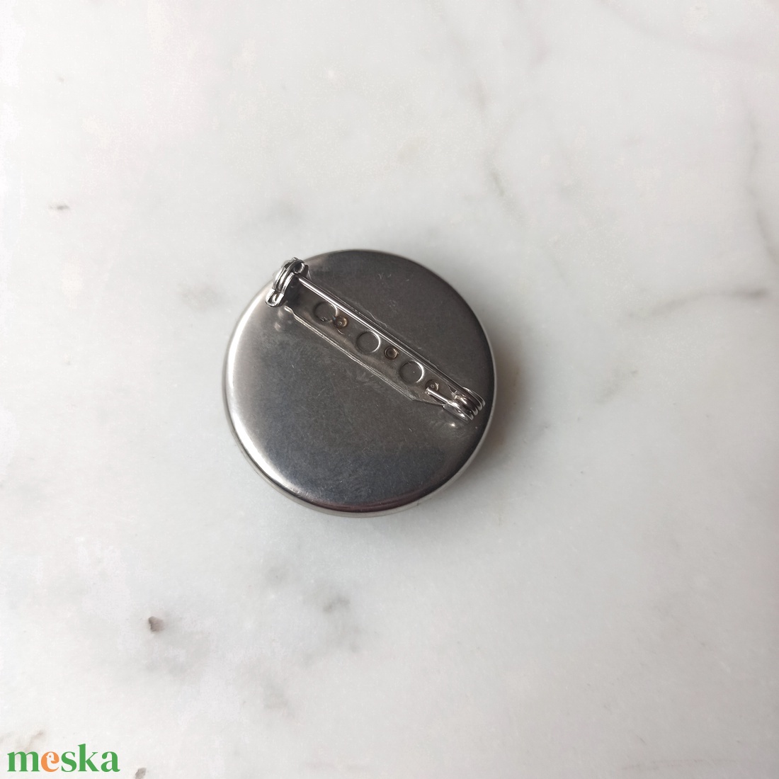 Virágos gyurma kitűző - ékszer - kitűző és bross - Meska.hu