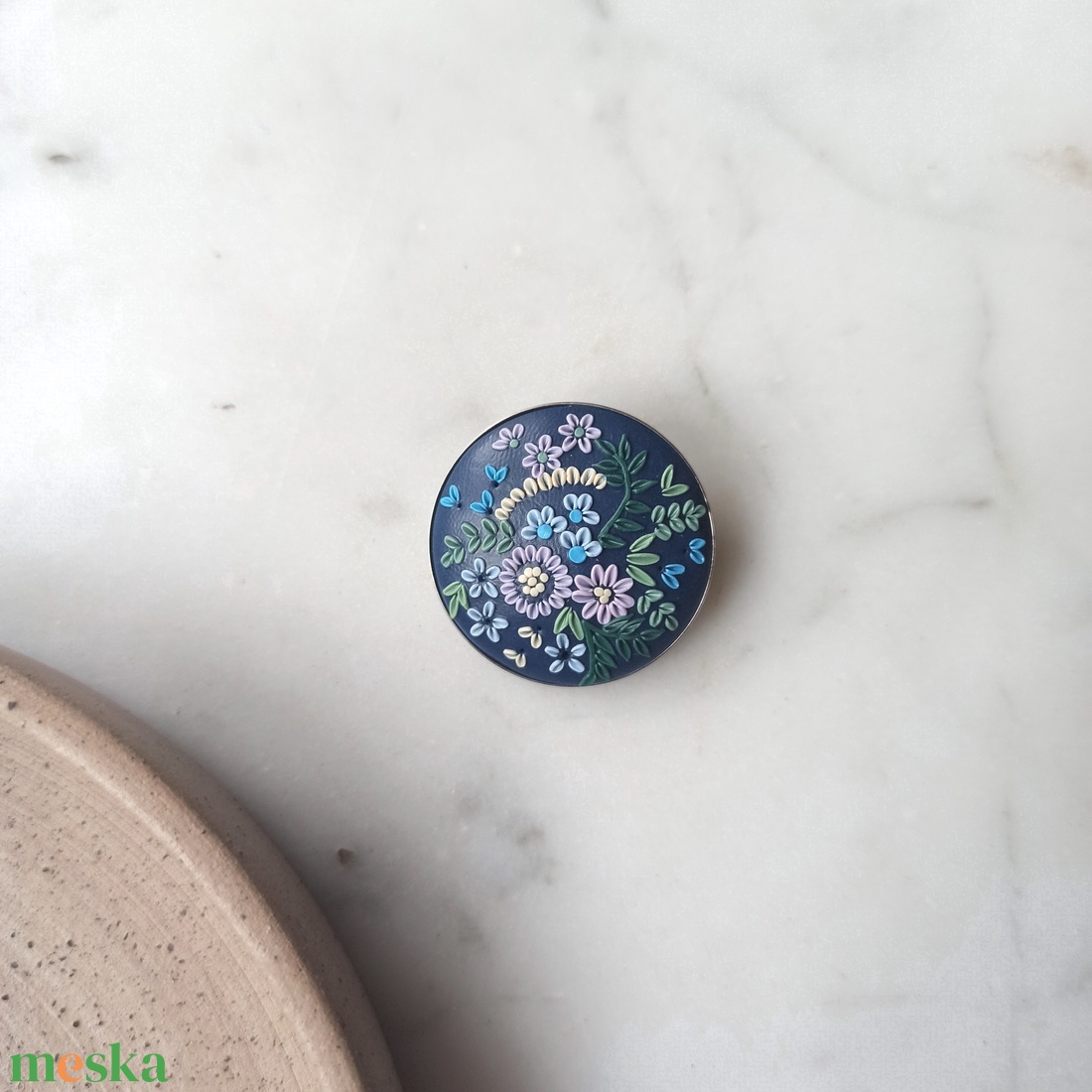 Virágos gyurma kitűző - ékszer - kitűző és bross - Meska.hu