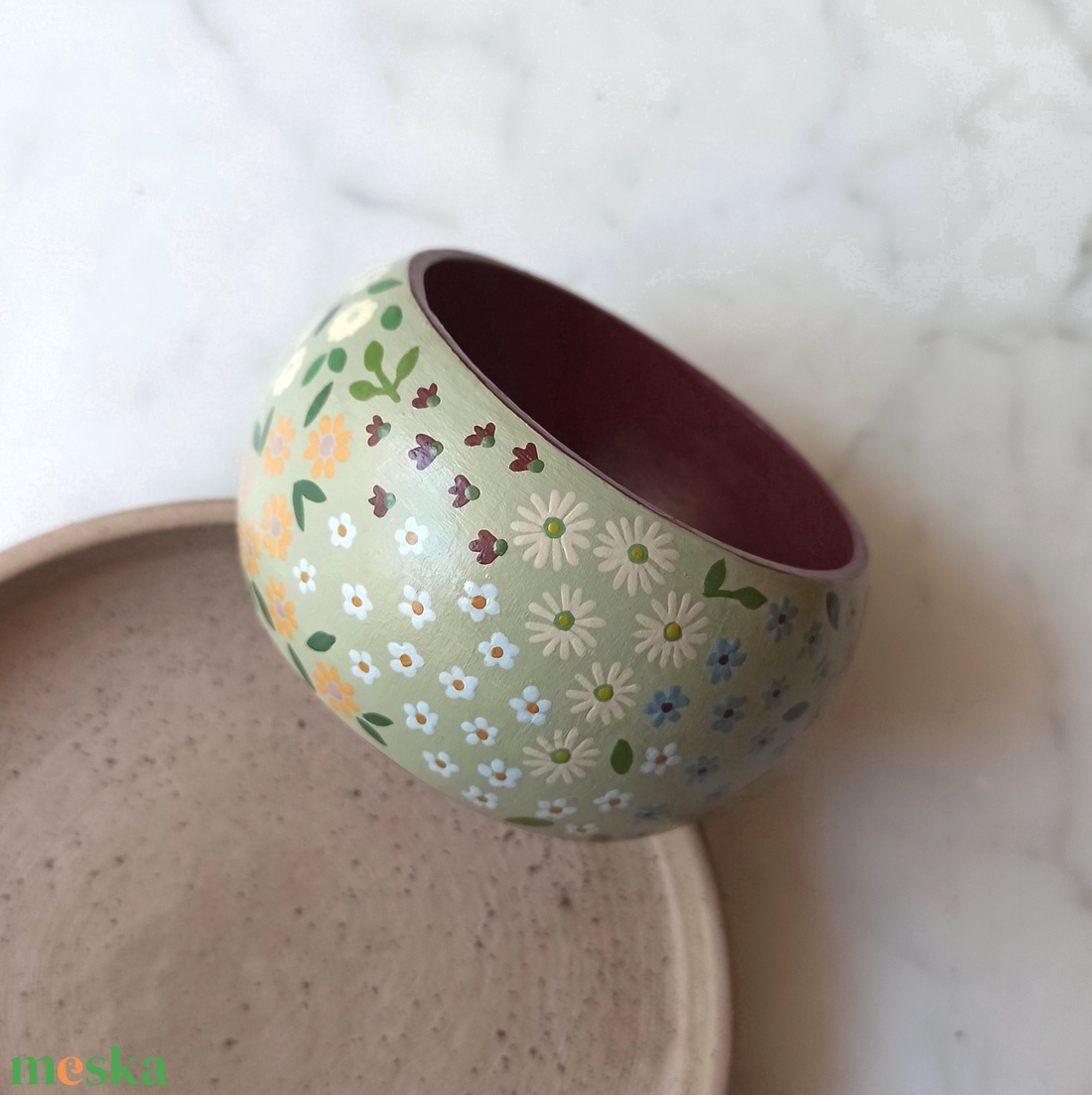 Virágos festett fa karkötő - ékszer - karkötő - karperec - Meska.hu