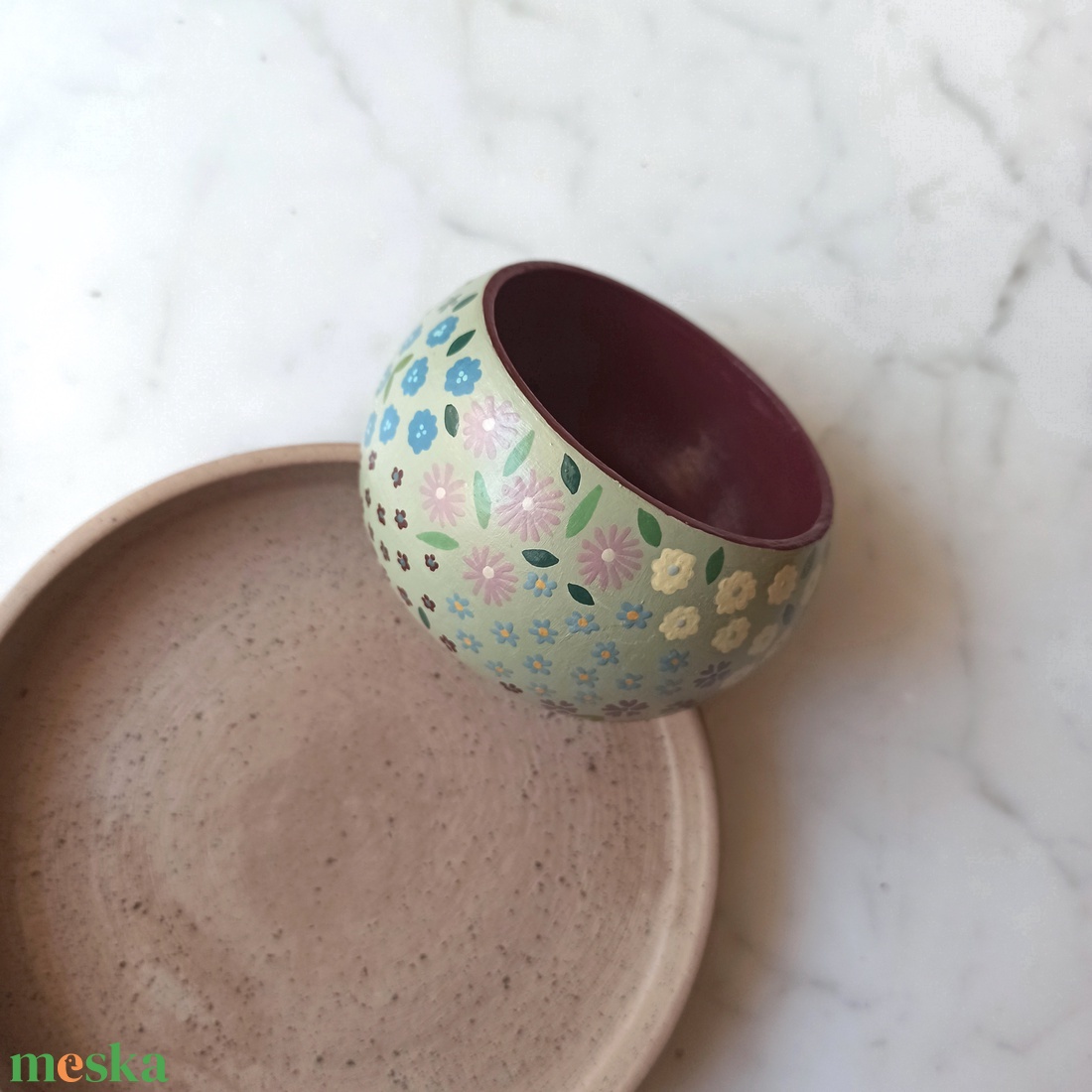 Virágos festett fa karkötő - ékszer - karkötő - karperec - Meska.hu