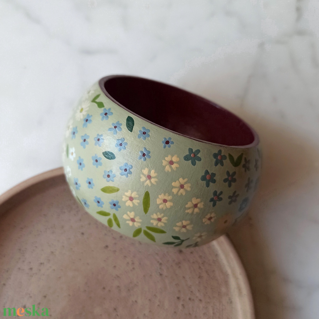 Virágos festett fa karkötő - ékszer - karkötő - karperec - Meska.hu