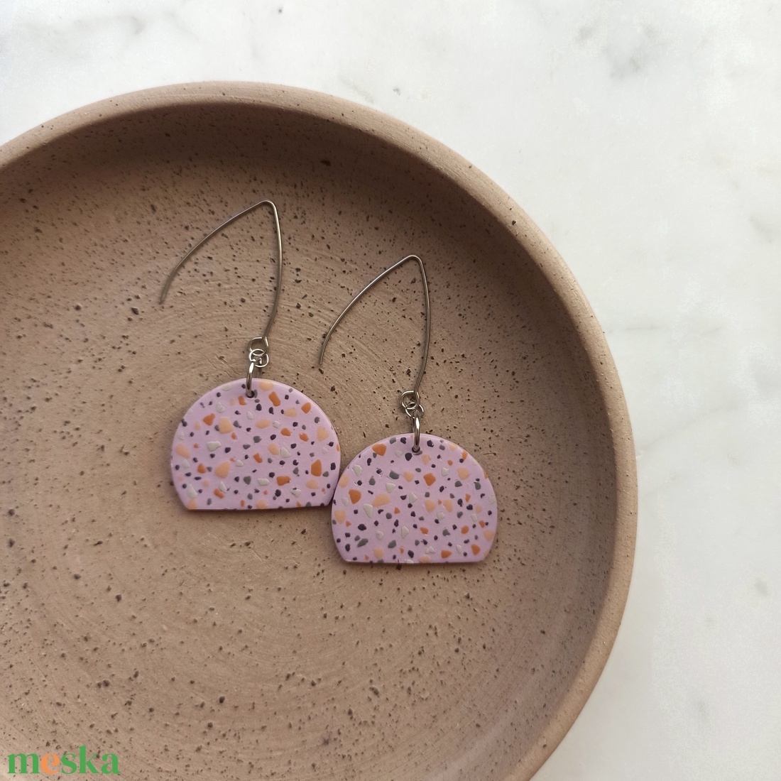 Terrazzo mintájú félkör fülbevaló - ékszer - fülbevaló - lógó fülbevaló - Meska.hu