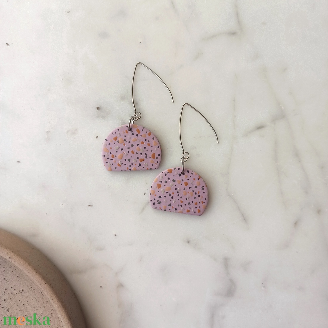 Terrazzo mintájú félkör fülbevaló - ékszer - fülbevaló - lógó fülbevaló - Meska.hu