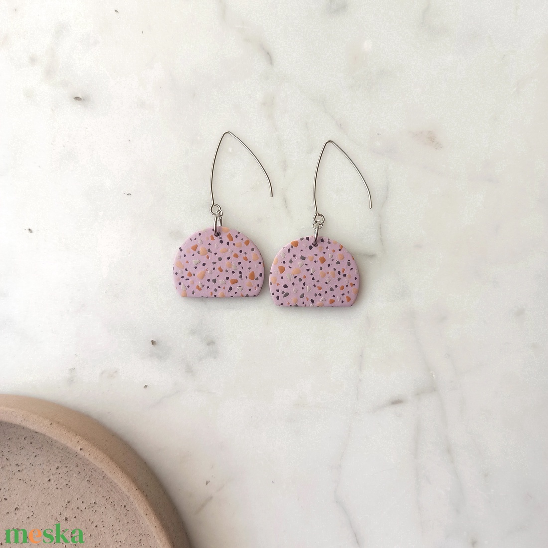Terrazzo mintájú félkör fülbevaló - ékszer - fülbevaló - lógó fülbevaló - Meska.hu