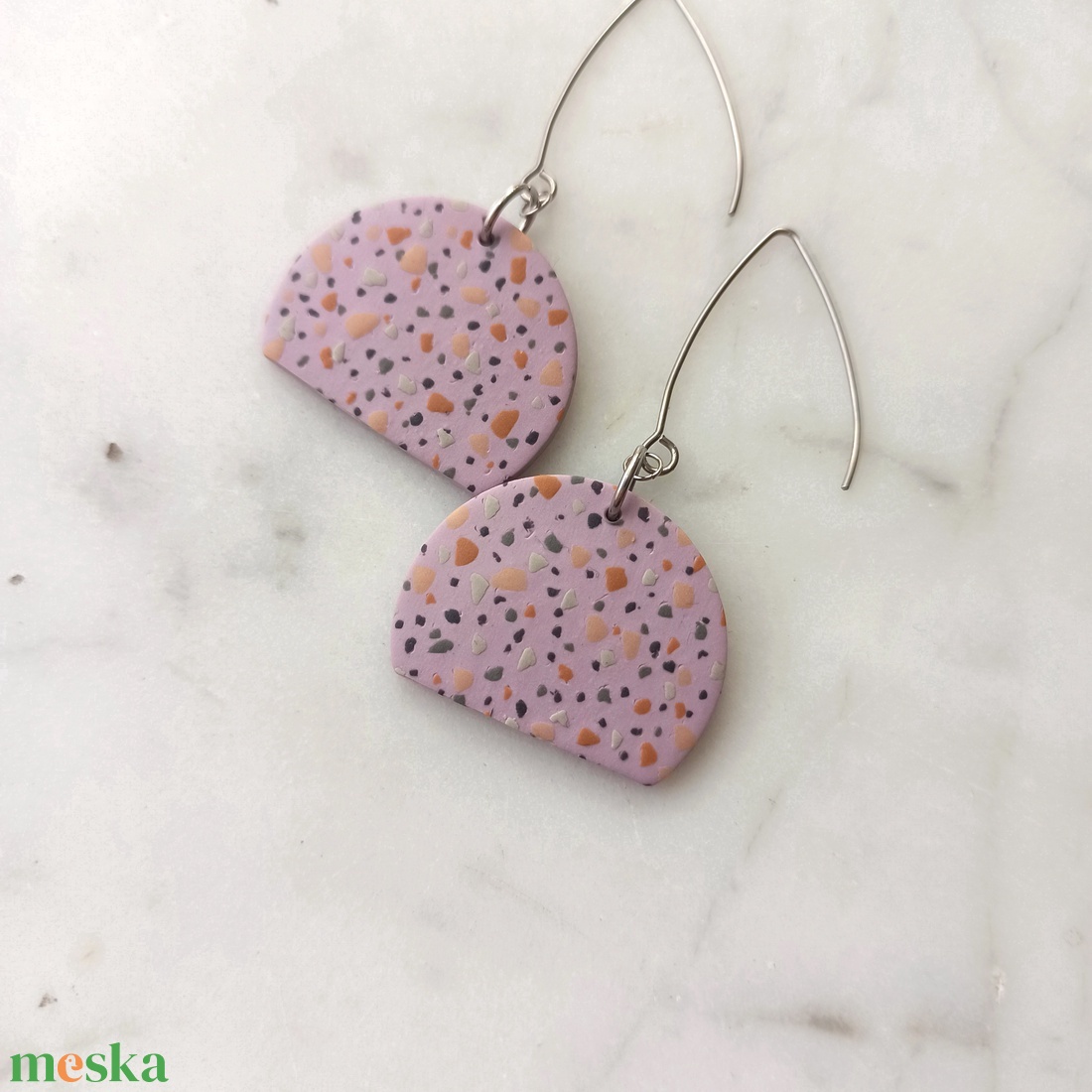 Terrazzo mintájú félkör fülbevaló - ékszer - fülbevaló - lógó fülbevaló - Meska.hu